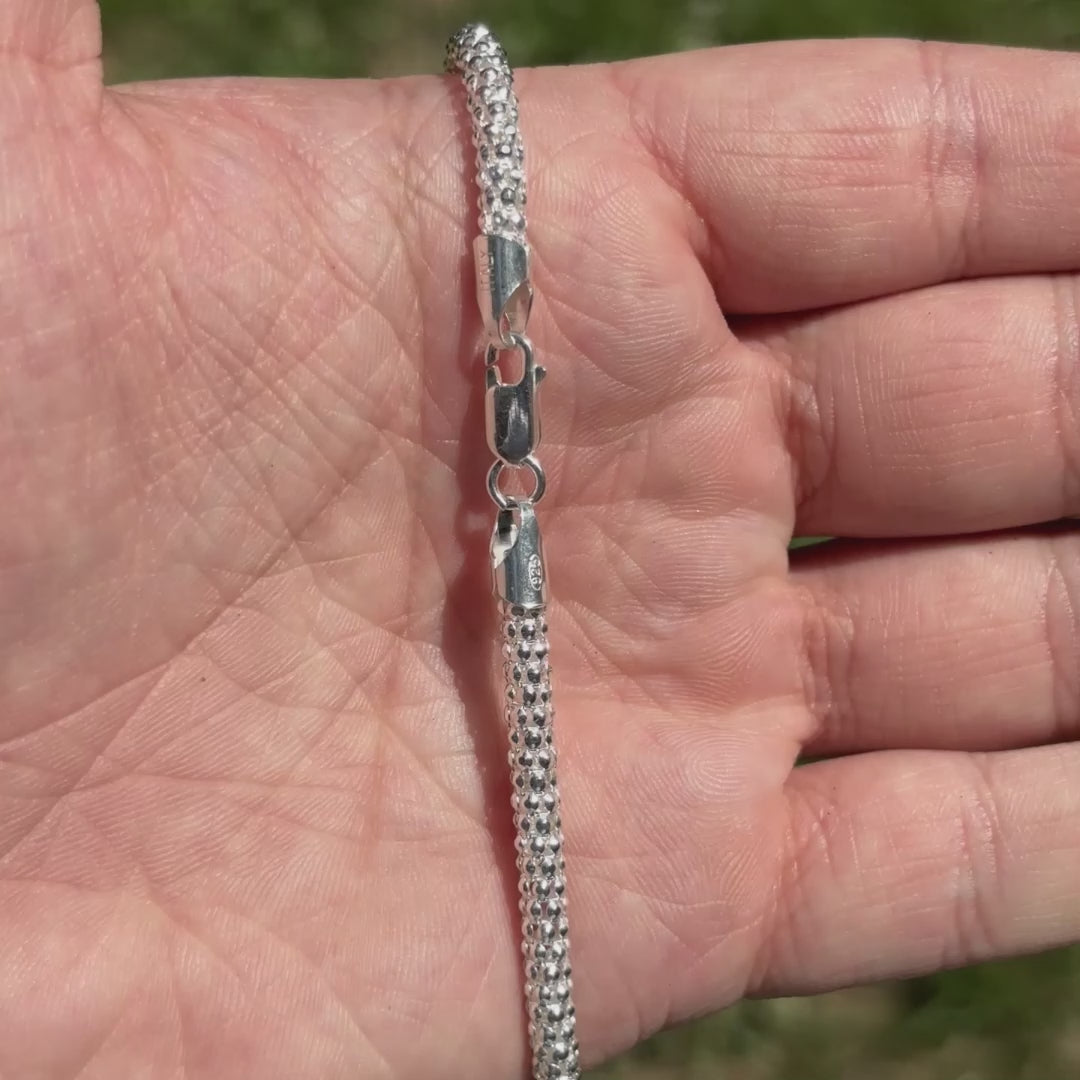 Charger la vidéo: La chaîne popcorn de 4 mm est une chaîne pour homme en argent sterling 925. Très brillante et polie, elle reflète la lumière.